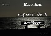 Menschen auf einer Bank am Meer