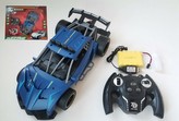 Auto RC závodní vypouštějící páru plast 30cm 2,4GHz na bat. + dobíjecí pack v krabici 43x35x12cm