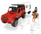 Mercedes V8 s přívěsem pro koně