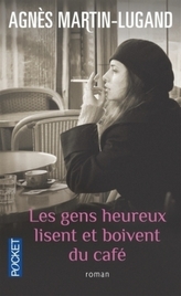 Les gens heureux lisent et boivent du café. Glückliche Menschen küssen auch im Regen, französische Ausgabe
