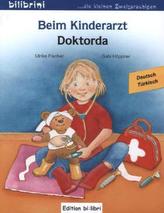 Beim Kinderarzt, Deutsch-Türkisch. Doktorda