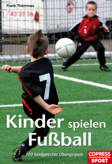 Kinder spielen Fußball