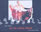 Jo im roten Kleid